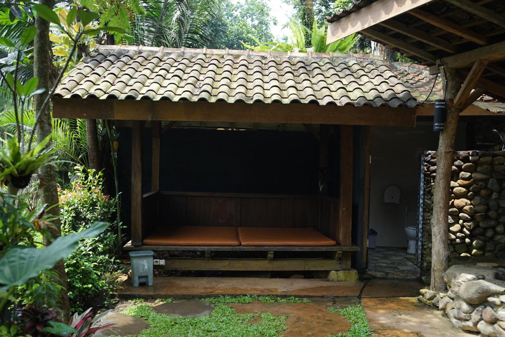 Tirta Arsanta Hot Springs&villa * Bogor